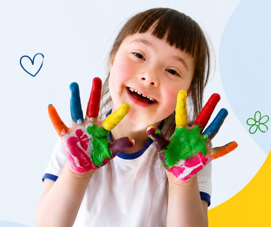 Criança sorrindo com mãos pintadas